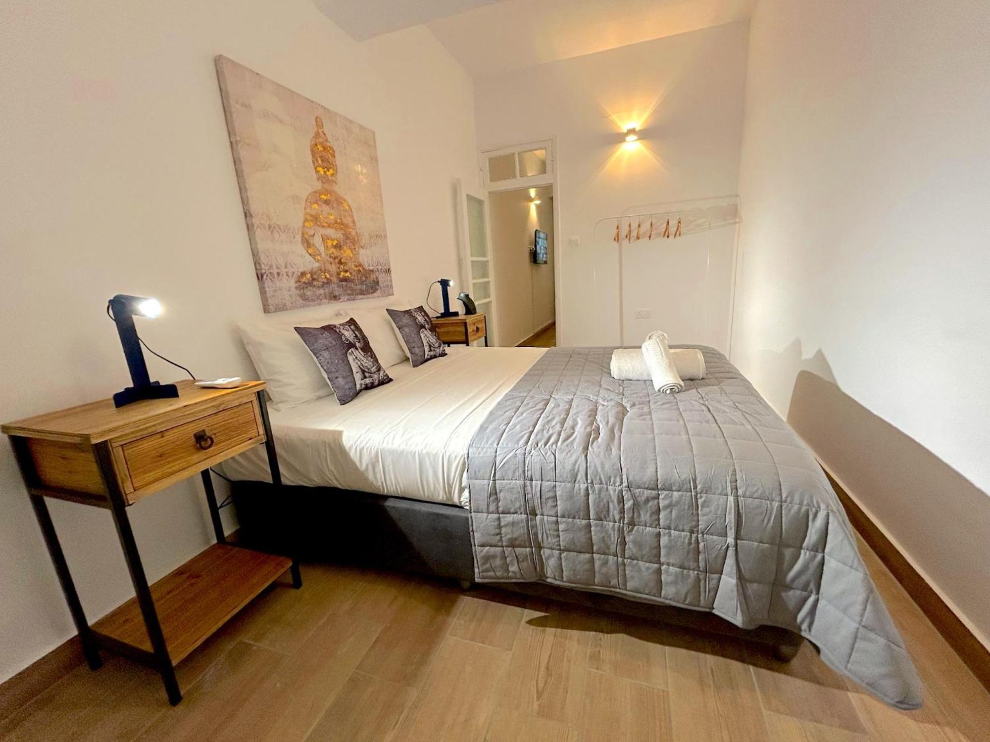 Queen Regina Suites By Platform 357 Никозия Екстериор снимка