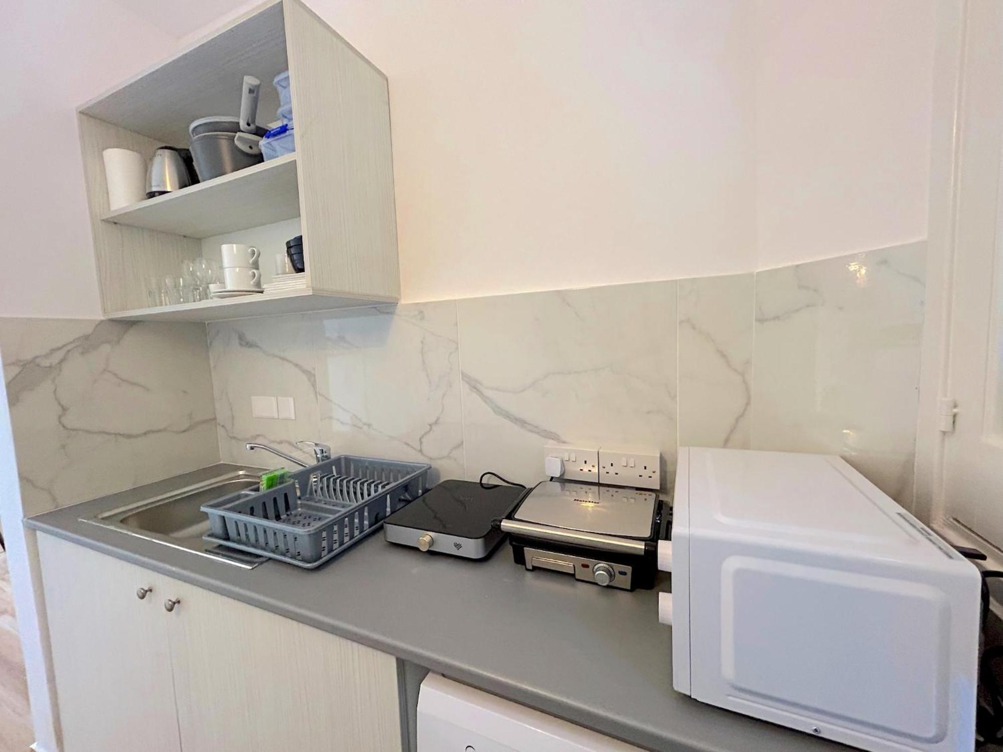 Queen Regina Suites By Platform 357 Никозия Екстериор снимка